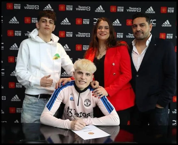 Alejandro Garnacho with his family