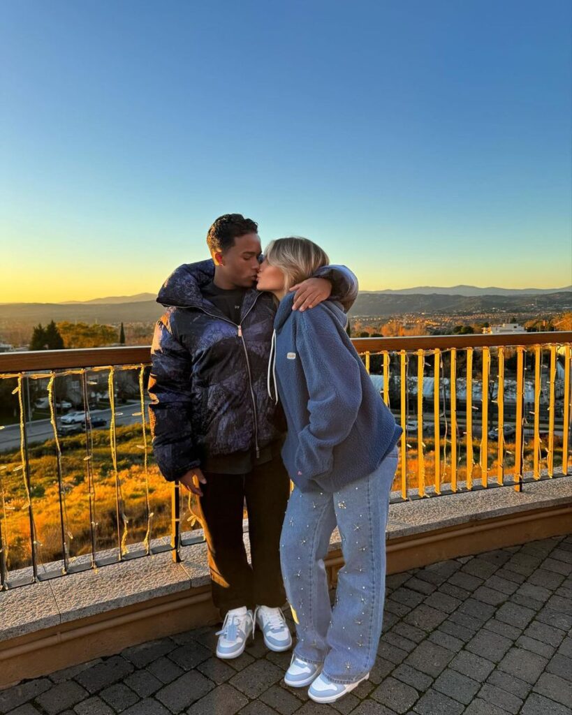 Endrick and his girlfriend, Gabriely Miranda on vacation